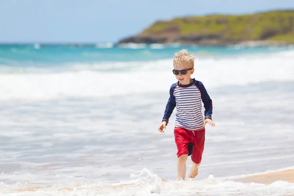 Ragazzo in spiaggia — Foto Stock