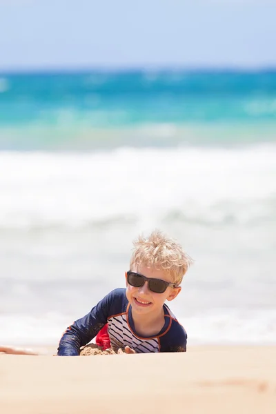 浜の少年 — ストック写真
