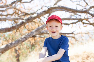 Dışarıda küçük çocuk