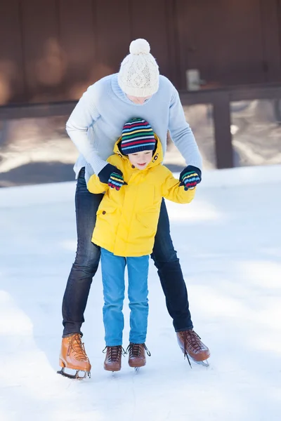 Family ice skating — Stock Photo, Image