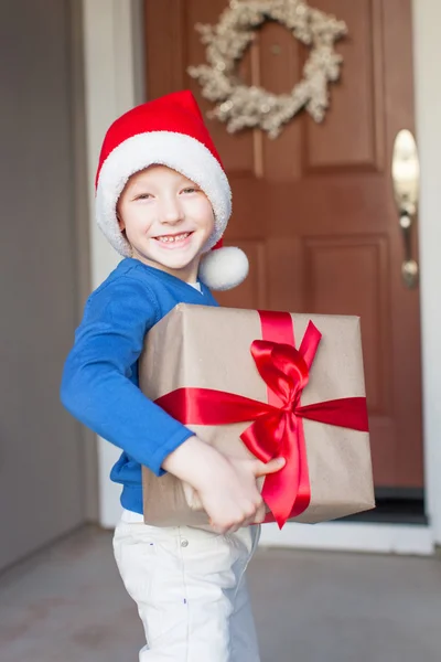 Chłopiec w czasie świąt Bożego Narodzenia — Zdjęcie stockowe