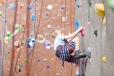 Çocuk kaya tırmanışı