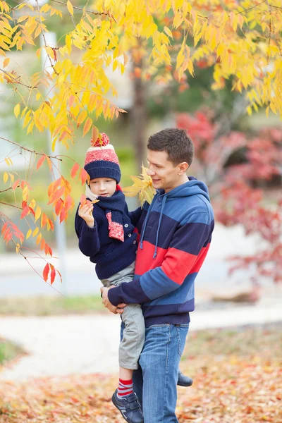 Famiglia in autunno — Foto Stock