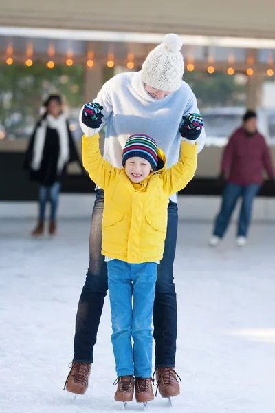Семейное катание на коньках — стоковое фото