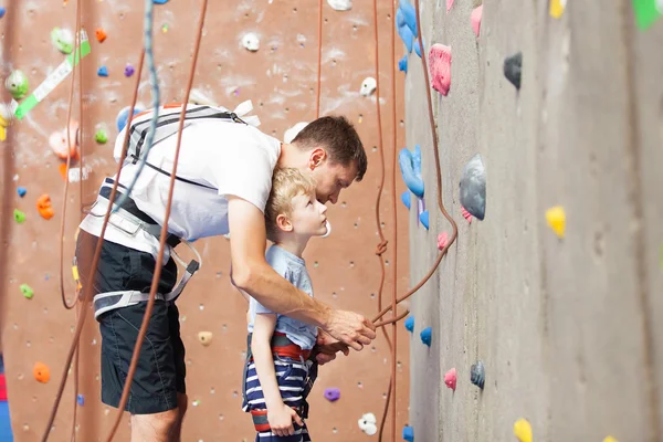 Boy rock climbing — Stock Photo, Image