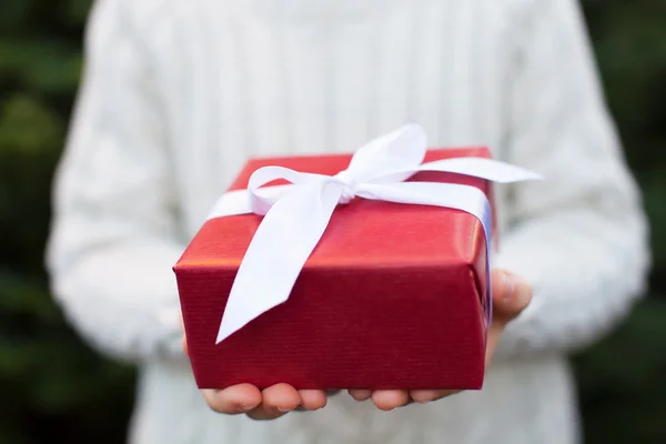 Bambino in possesso di regalo di Natale — Foto Stock