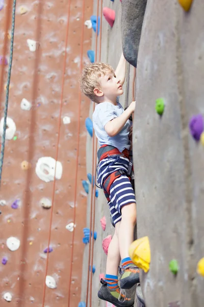 Boy rock climbing — Stock Photo, Image