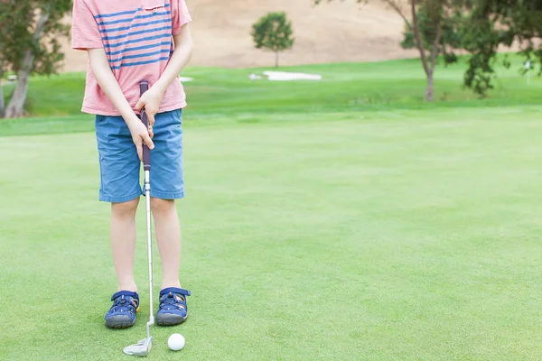 Menino jogando golfe — Fotografia de Stock