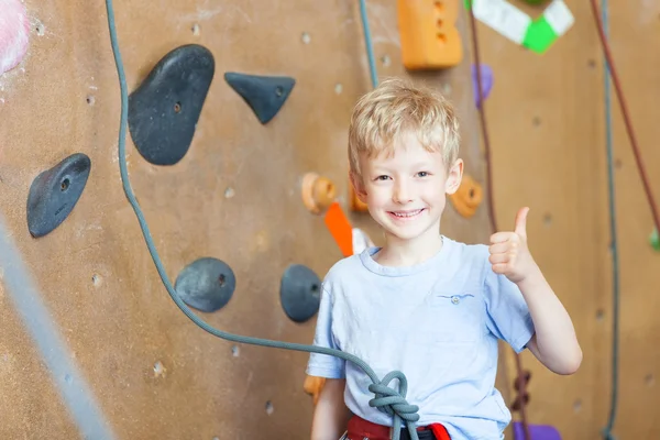 Boy rock climbing — Stock Photo, Image