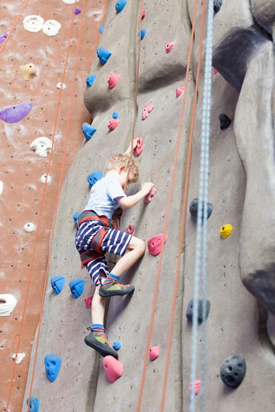 Boy rock climbing — Stock Photo, Image