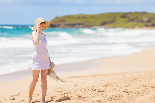 Woman at the beach — Stock Photo, Image
