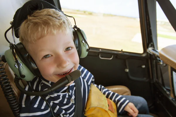 Ребенок в вертолете — стоковое фото