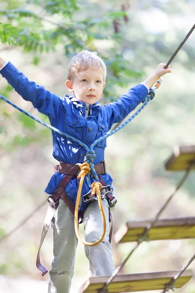 Niño en el parque de aventura — Foto de Stock