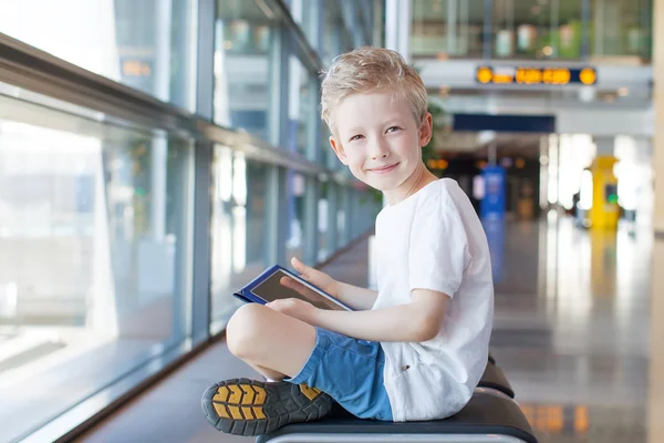 Kid op luchthaven — Stockfoto