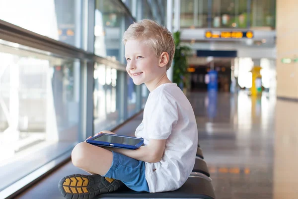 Kid op luchthaven — Stockfoto