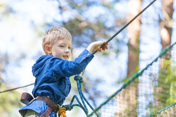 Niño en el parque de aventura — Foto de Stock