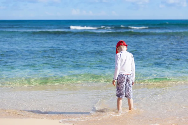 Kid at the beach — Stock Photo, Image