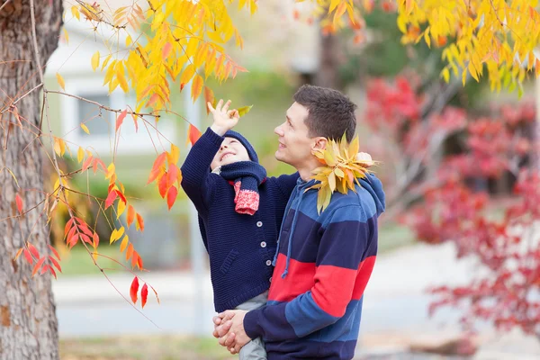 Familie im Herbst — Stockfoto