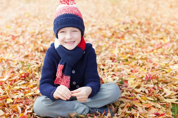 Niño en otoño — Foto de Stock