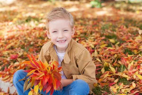 Niño en otoño — Foto de Stock