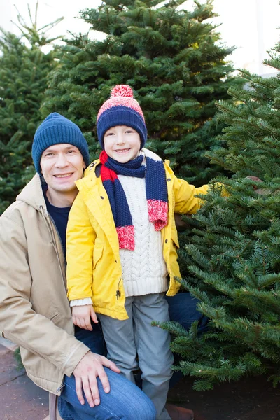 Family shopping for christmas tree — Stock Photo, Image