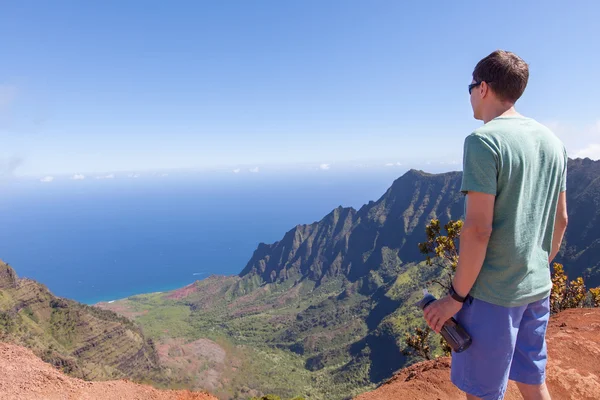 Hombre senderismo en kauai — Foto de Stock