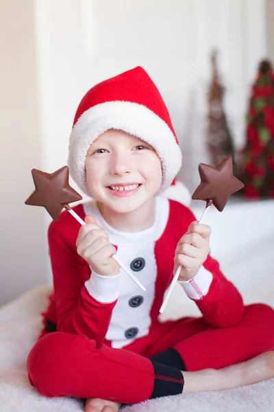 Хлопчик у різдвяний час — стокове фото
