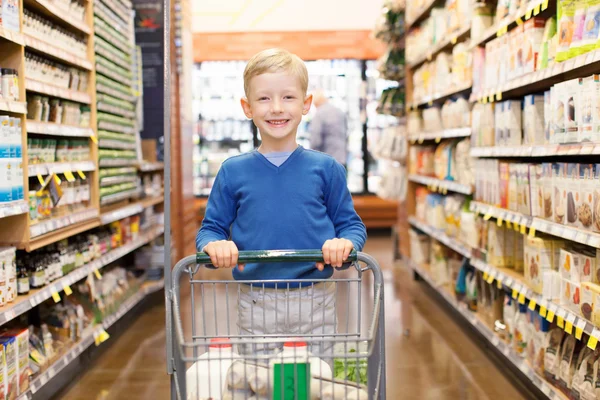 Kid in supermarkt — Stockfoto