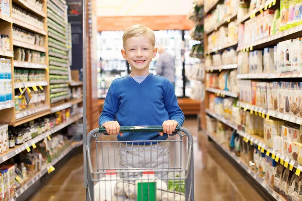 Miúdo no supermercado. — Fotografia de Stock