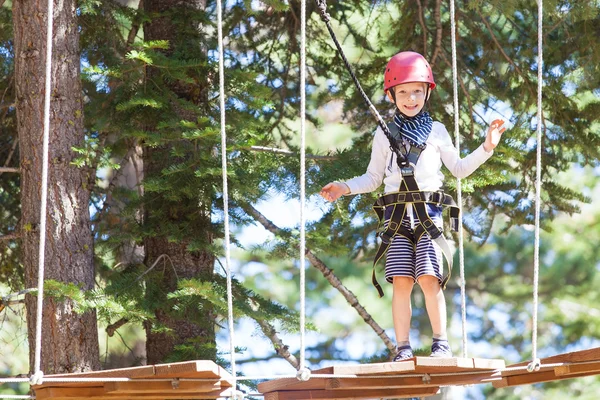 Bambino nel parco avventura — Foto Stock