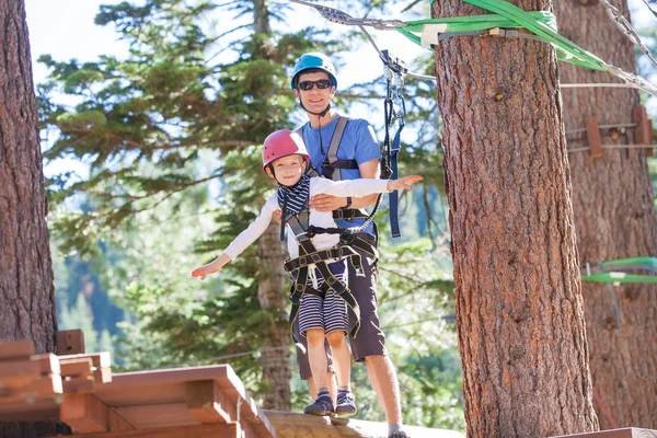 Famiglia al parco avventura — Foto Stock