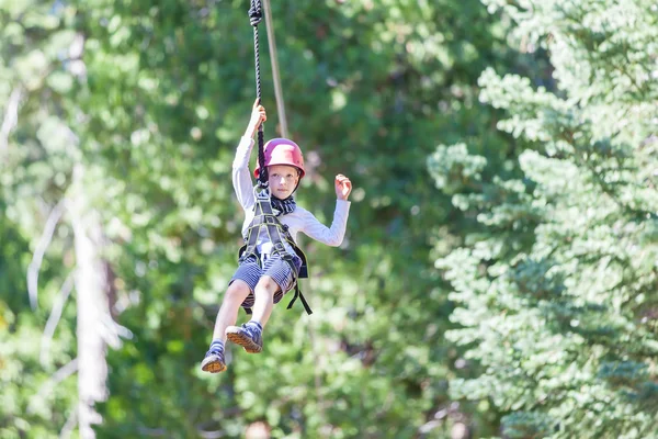 Niño en el parque de aventuras — Foto de Stock