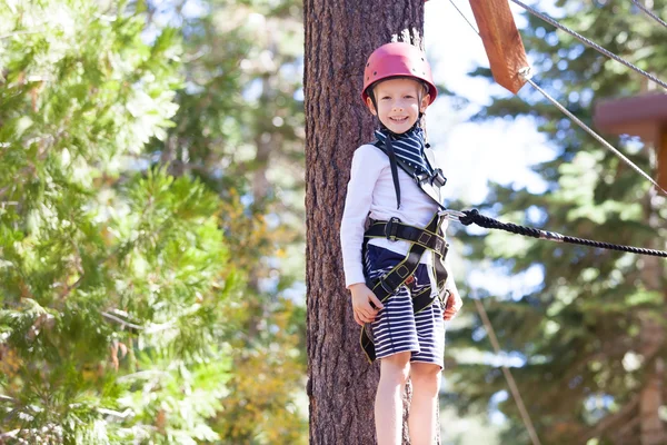 Bambino nel parco avventura — Foto Stock