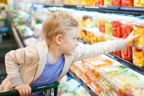 Bambino al negozio di alimentari — Foto Stock