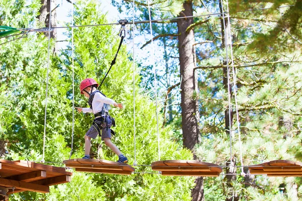 Niño en el parque de aventuras — Foto de Stock