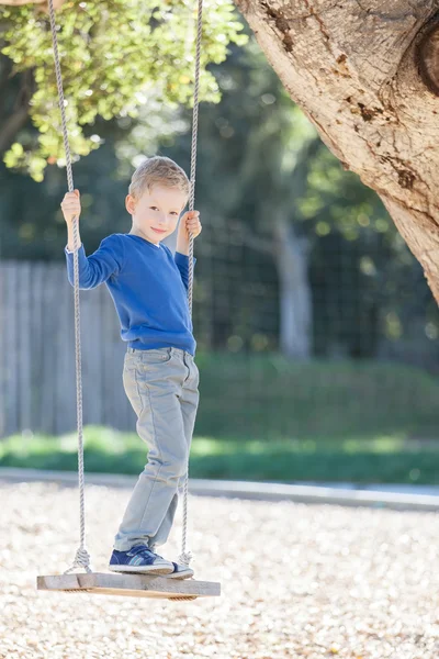 Bambino che oscilla in estate — Foto Stock