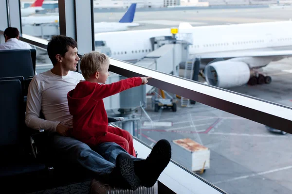 Familie in luchthaven — Stockfoto