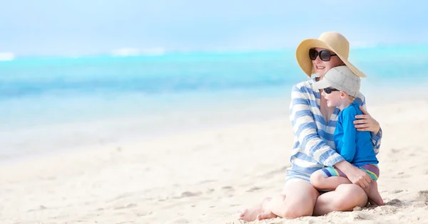 Familie am Strand — Stockfoto