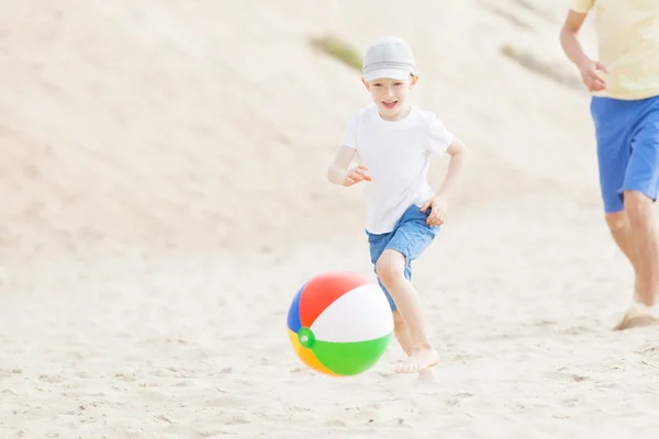 Família brincando com bola na praia — Fotografia de Stock