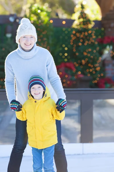 Family ice skating — Stock Photo, Image