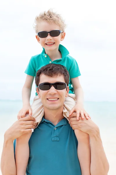 Famiglia in spiaggia — Foto Stock