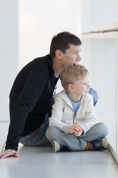 Familie am Flughafen — Stockfoto