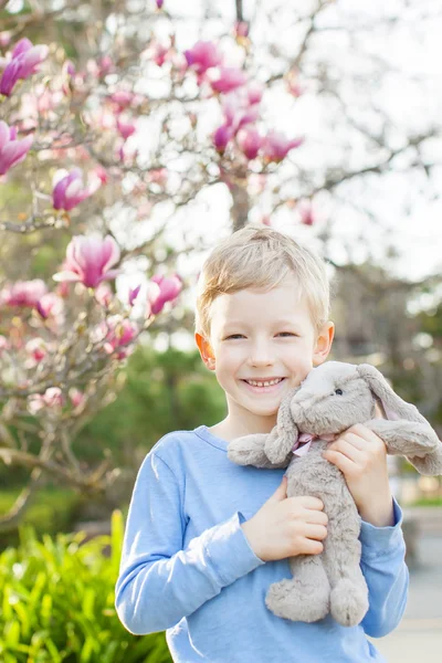 Jongen en Pasen thema — Stockfoto