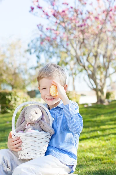 Pojke och påsk tema — Stockfoto