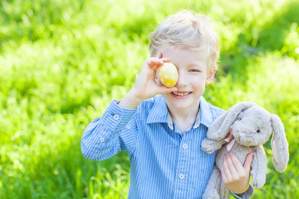 Junge und Osterthema — Stockfoto