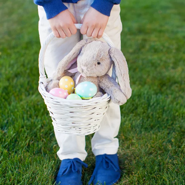 Jongen en Pasen thema — Stockfoto