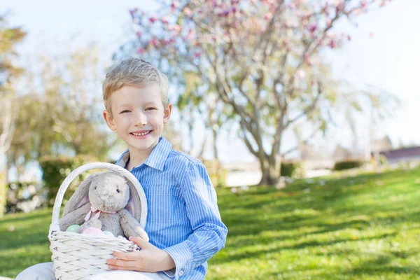 Chłopiec i Wielkanoc tematu — Zdjęcie stockowe