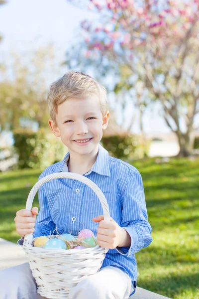 Jongen en Pasen thema — Stockfoto