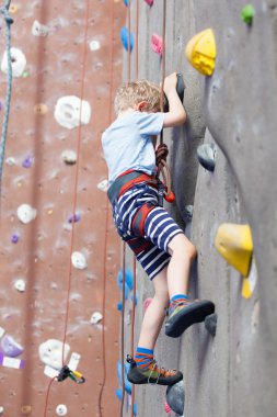Çocuk kaya tırmanışı