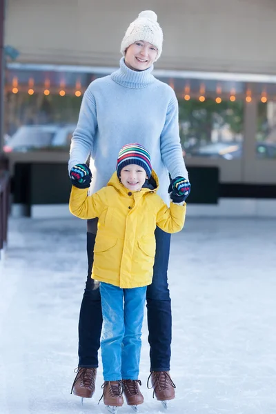 Family ice skating — Stock Photo, Image